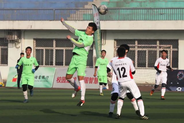 赛后受伤离场，萨卡步履蹒跚令人担忧